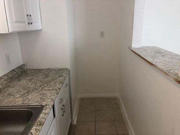 4th image of 1528 N Waterman Ave