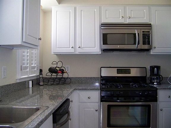 Kitchen w/stove, dishwasher, microwave, refrigerator, washer