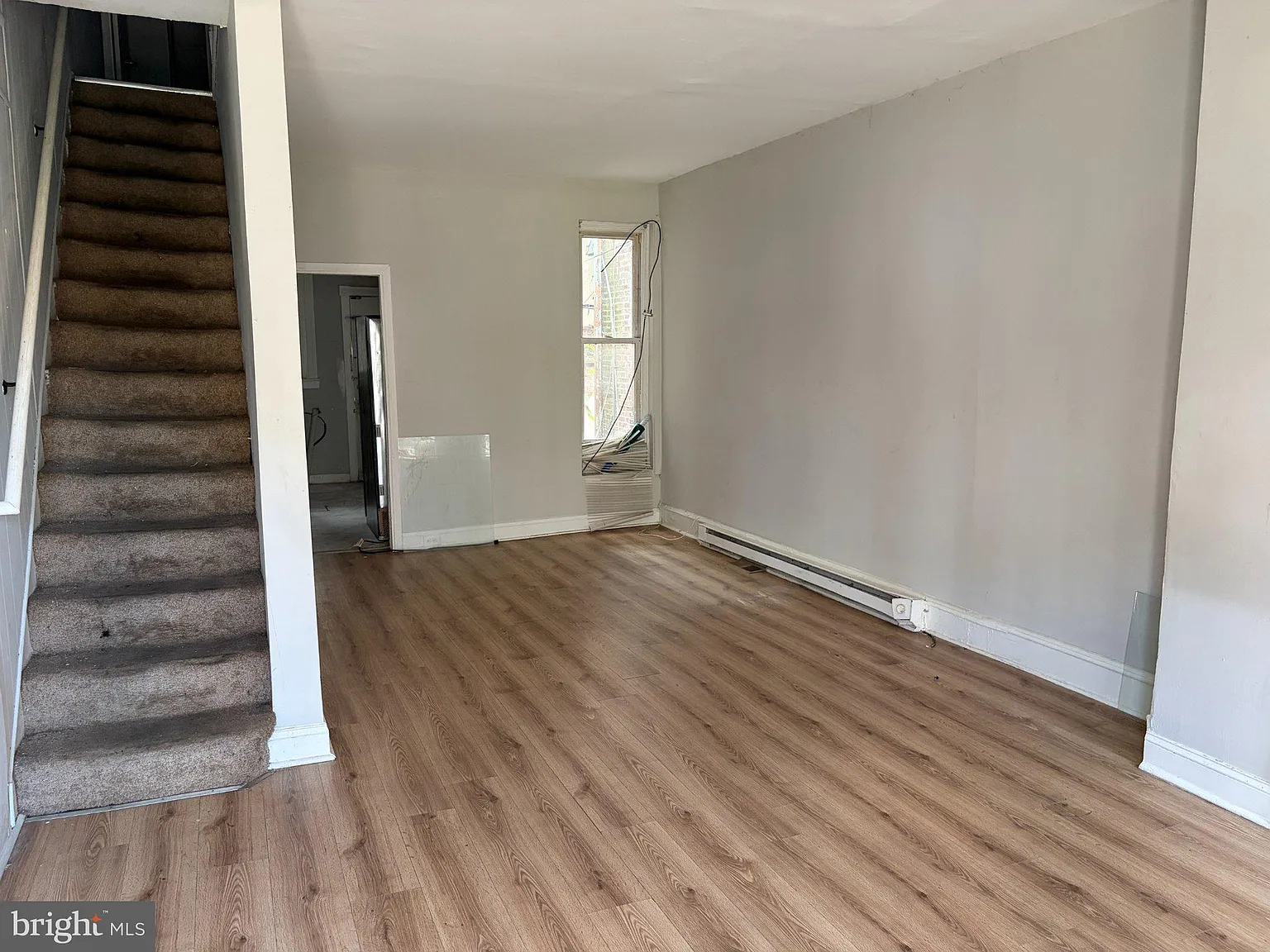 3 bed, 1.0 bath, 1120 sqft, $1,300 — Photo 2