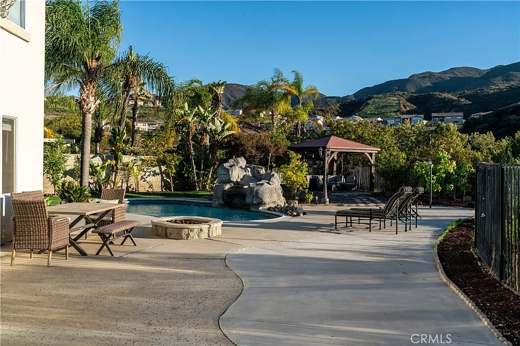 5 bed, 3056 sqft, $5,500 — Photo 3