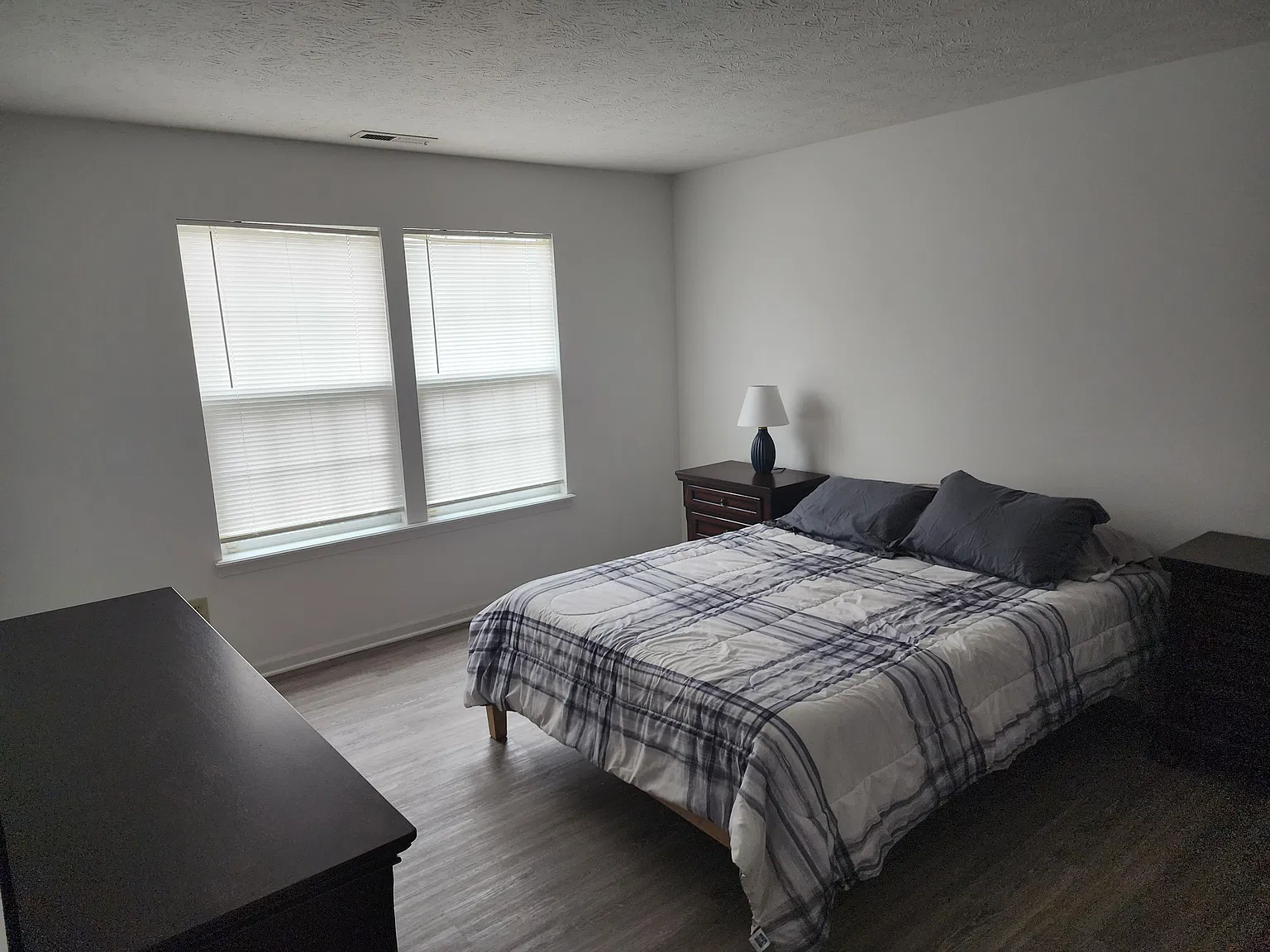 3 bed, 1300 sqft, $1,300 — Photo 1