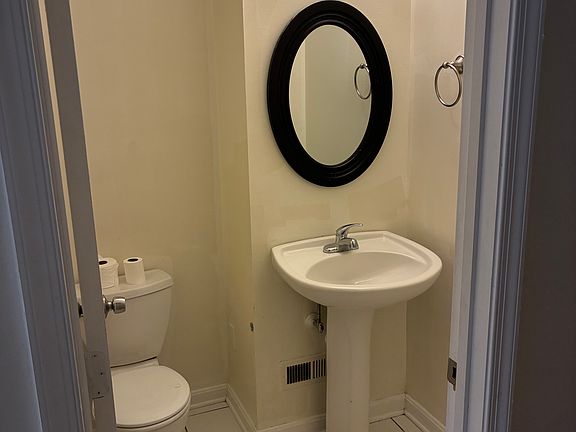 4th image of 505 S Clinton St