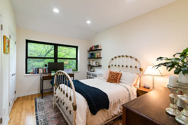 Rented by Coldwell Banker Warburg | media 14