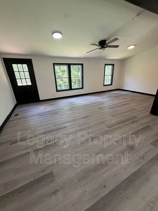 3 bed, 2.0 bath, $1,600 — Photo 2
