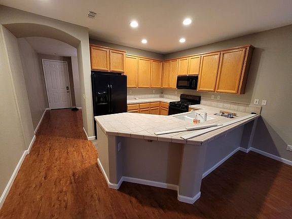 3rd image of 3189 Maui St