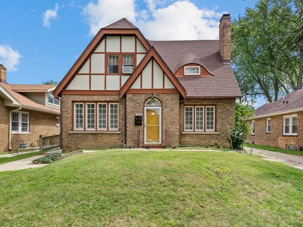 1331 N Ash St, Waukegan, IL 60085