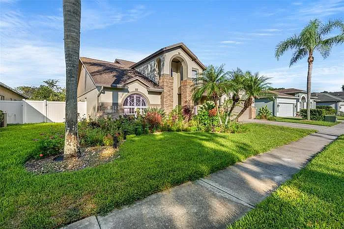 1352 Distant Oaks Dr