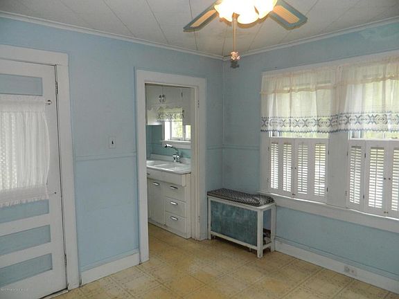 3rd image of 402 Parker St
