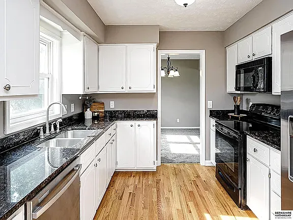 4 bed, 2.5 bath, 2280 sqft, $2,500 — Photo 3