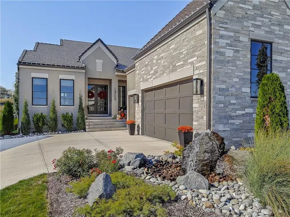 13704 Pembroke Ln, Leawood, KS 66224