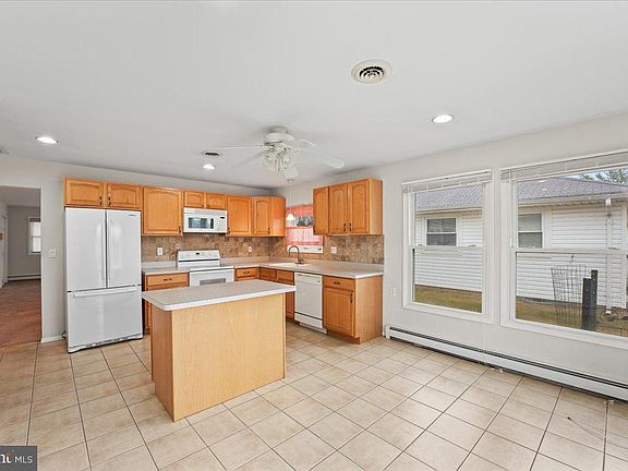 5th image of 107 Bonaire Dr