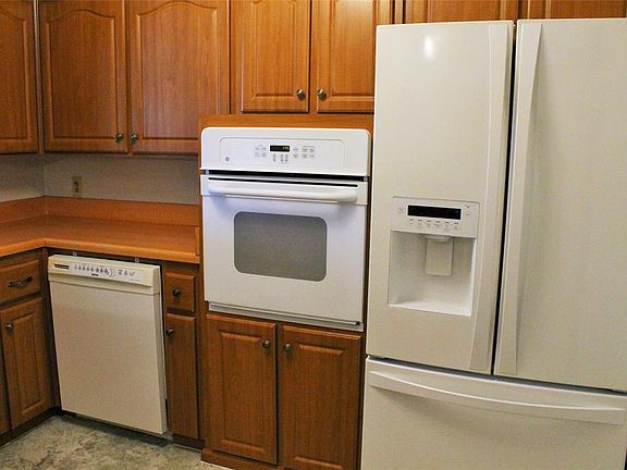 5th image of 216 N Heights Dr