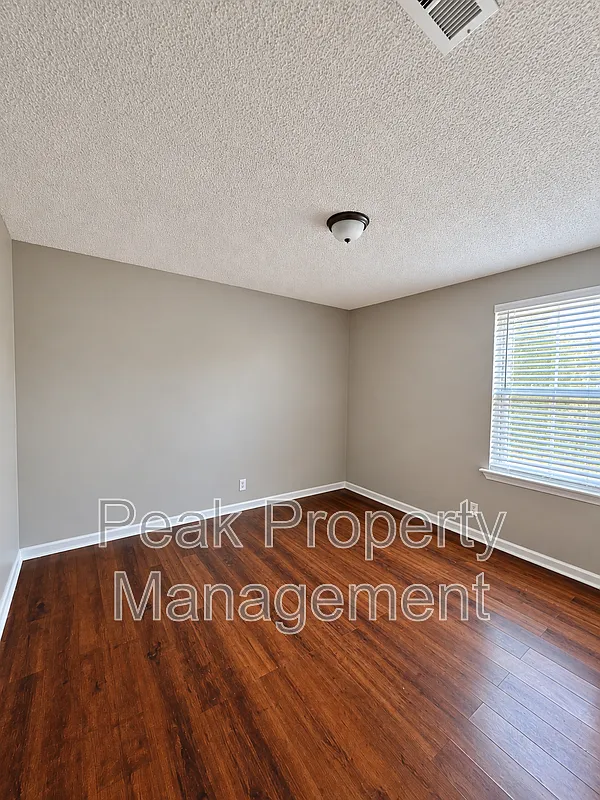 2 bed, 1.0 bath, 900 sqft, $1,300 — Photo 3