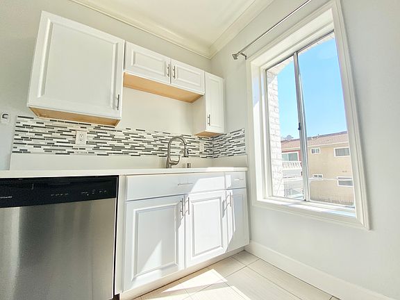 4th image of 238 S Mariposa Ave APT 201
