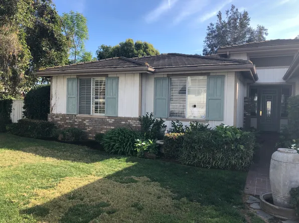 27 Carriage Ln, Santa Ana, CA 92705