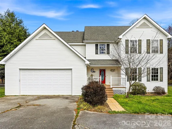61 Rolling Hills Rd, Mills River, NC 28759