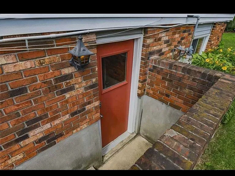 64 Chapel Hill Cres #LOWER — Photo 2