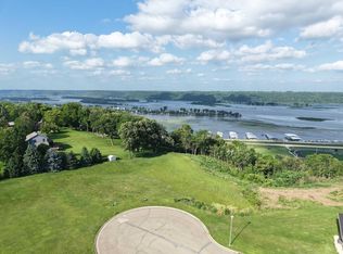 137 Royal Oaks Ct, Guttenberg, IA 52052