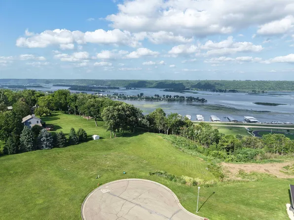 137 Royal Oaks Ct, Guttenberg, IA 52052