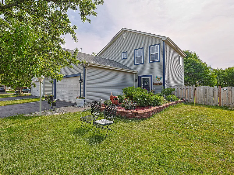 1854 S Fallbrook Dr — Photo 2