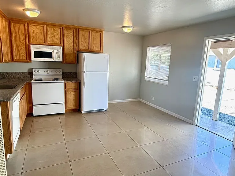 336 E Sycamore St #D — Photo 2