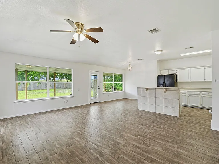 1005 Rolling Ridge Dr — Photo 3