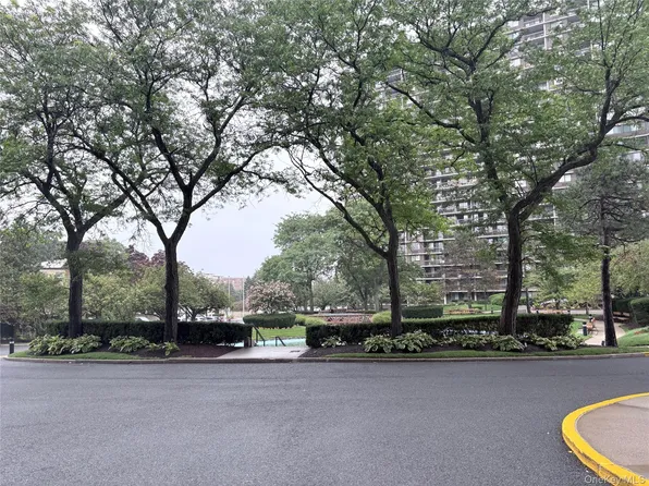 1 Bay Club Dr APT 18L, Bayside, NY 11360
