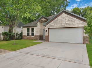 407 E Willingham St, Cleburne, TX 76031