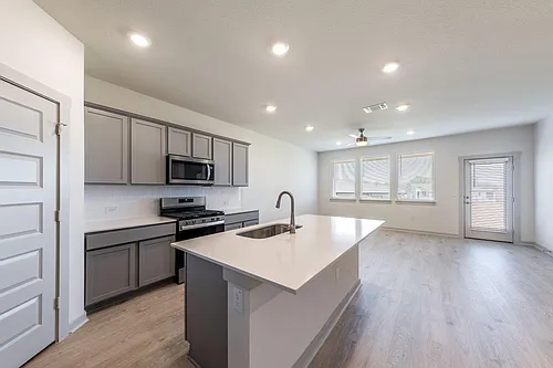 2416 Tucker Ln Photo 1