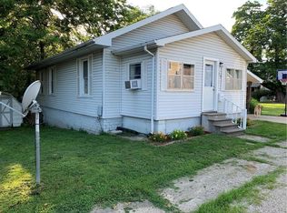 712 9th St, Charleston, IL 61920