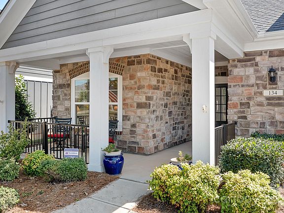 4th image of 134 Valleymist Ln