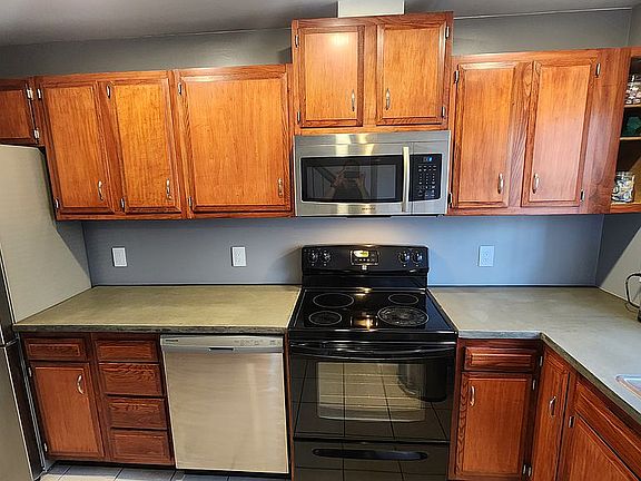 3rd image of 144 Haverford Cir