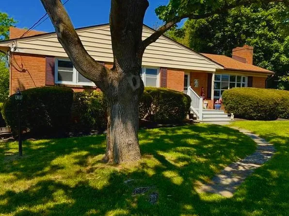 134 Country Club Cir, Winchester, VA 22602