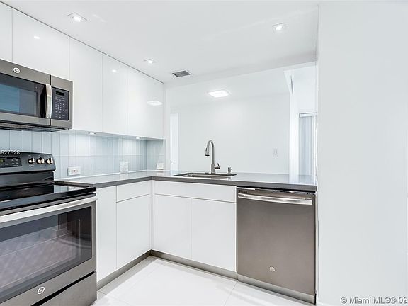 3rd image of 100 Bayview Dr APT 1108