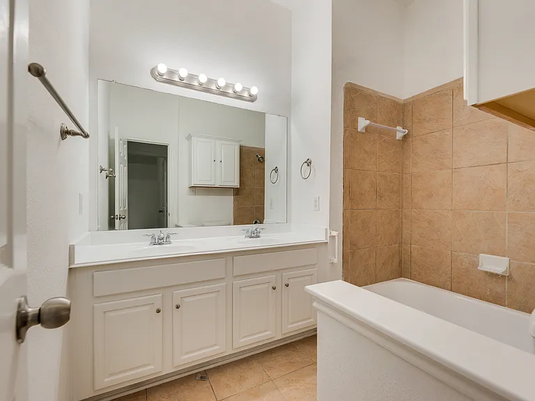 608 Regency Trl — Photo 7