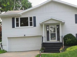 2708 Meadowbrook Dr, Burlington, IA