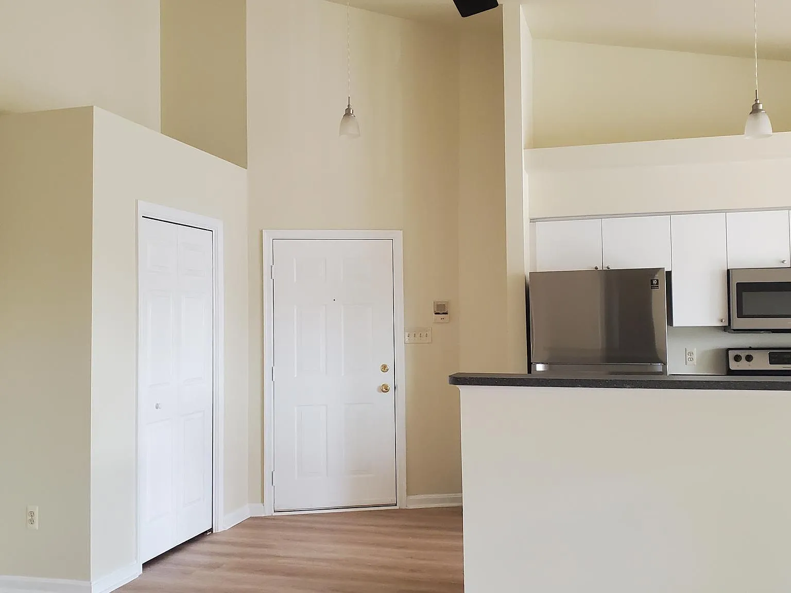 2 bed, 1066 sqft, $1,999 — Photo 2