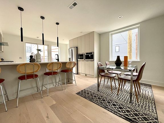 5th image of 2604 E Hagert St #1