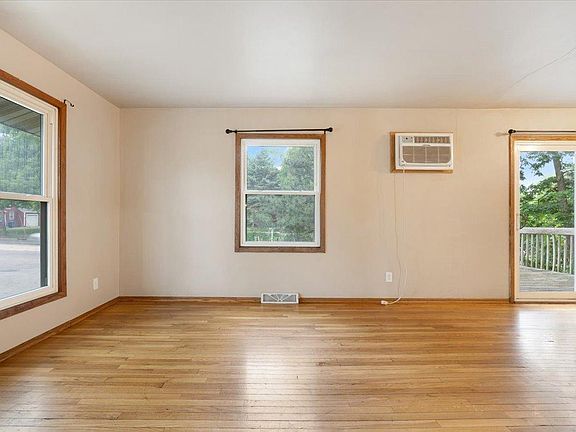 4th image of 111 King St E