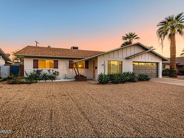 1015 E Concorda Dr — Photo 2