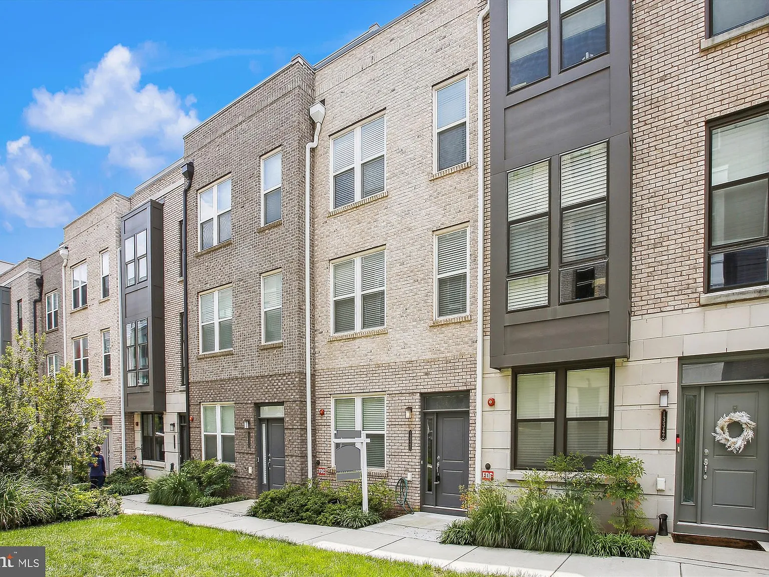 3 bed, 5.0 bath, 2718 sqft, $3,500 — Photo 2