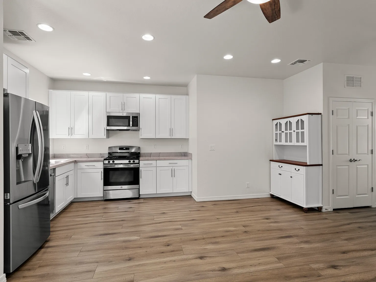 V708 3001 East Butler Avenue #38 Salamon - 3001 East Butler Avenue, #38 — Photo 4