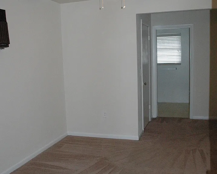 105 NW 24th St — Photo 10