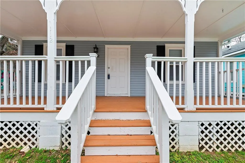 3 bed, 1.0 bath, 1120 sqft, $3,300 — Photo 2
