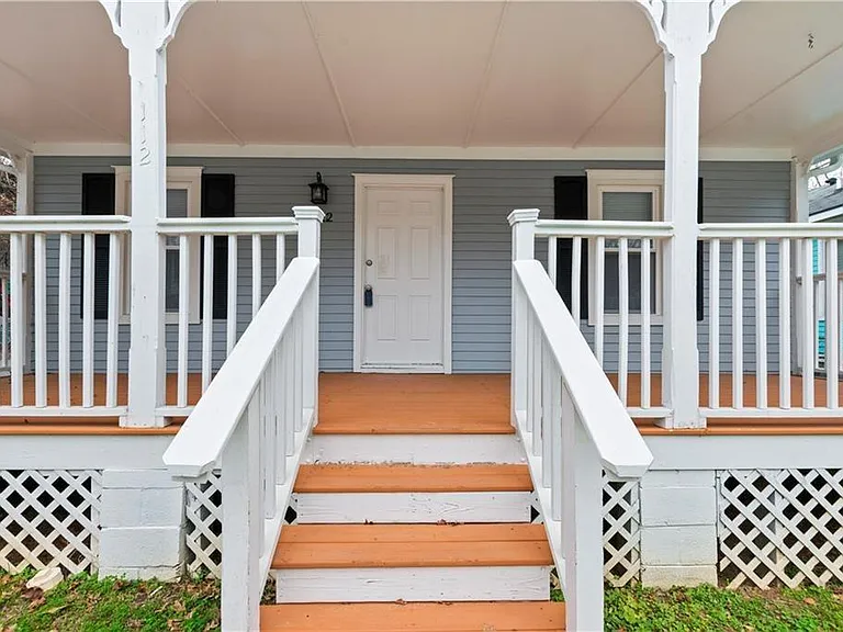 112 Tye St SE — Photo 2