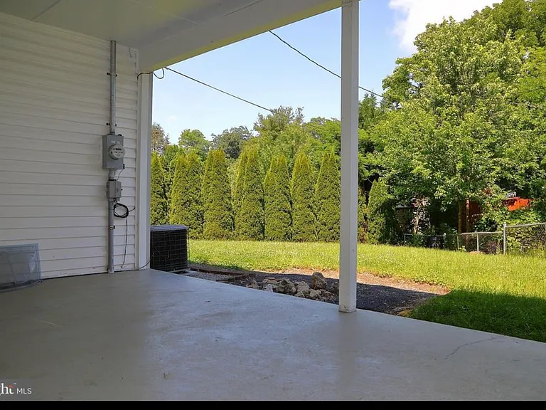 68 Pilgrim Dr — Photo 3