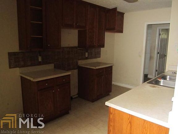 4th image of 233 Lake Chase Dr N