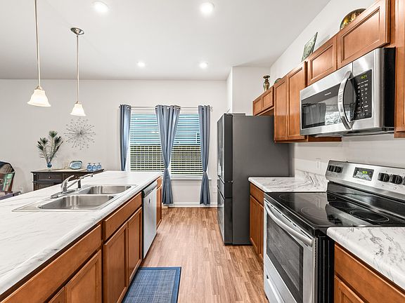 3rd image of 1409 Red Hill Dr