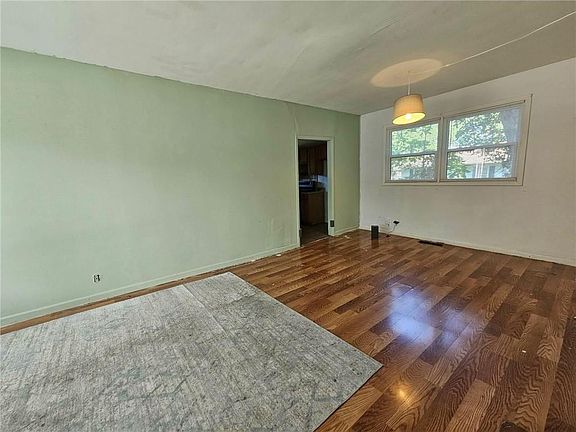 3rd image of 604 W Washington St
