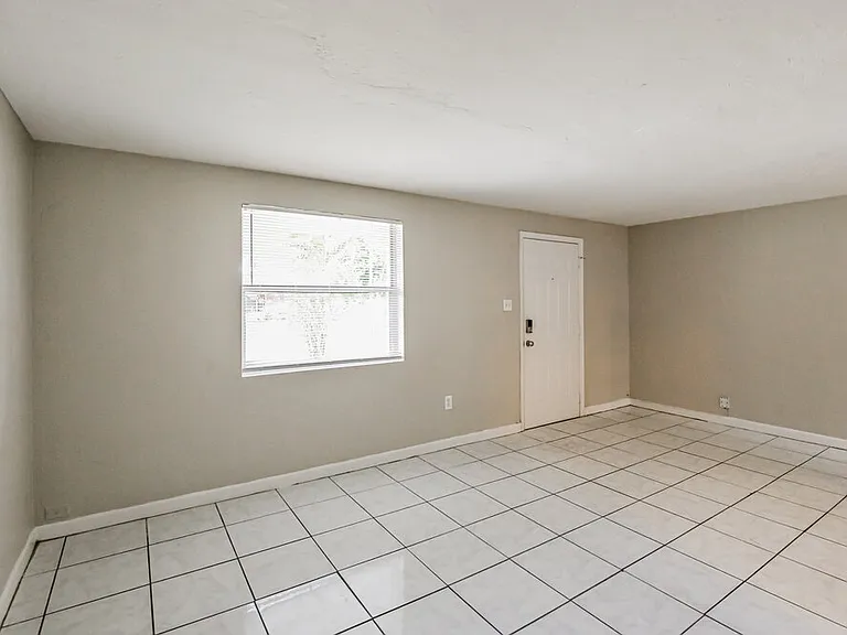 2418 SW 6th Ct — Photo 3